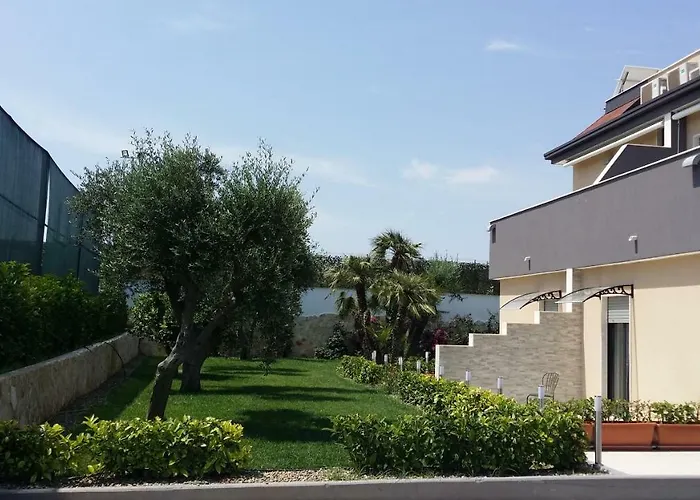 Mirage Bed & Breakfast 3*